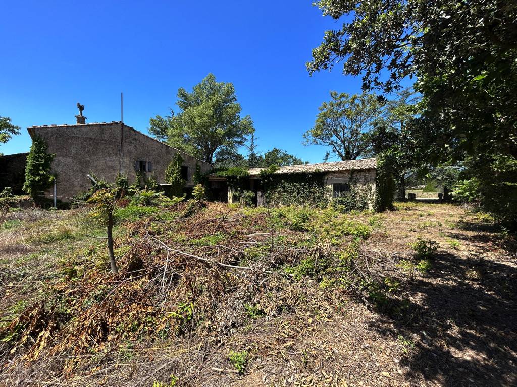 Gordes Ferme à restaurer et terrains constructibles   