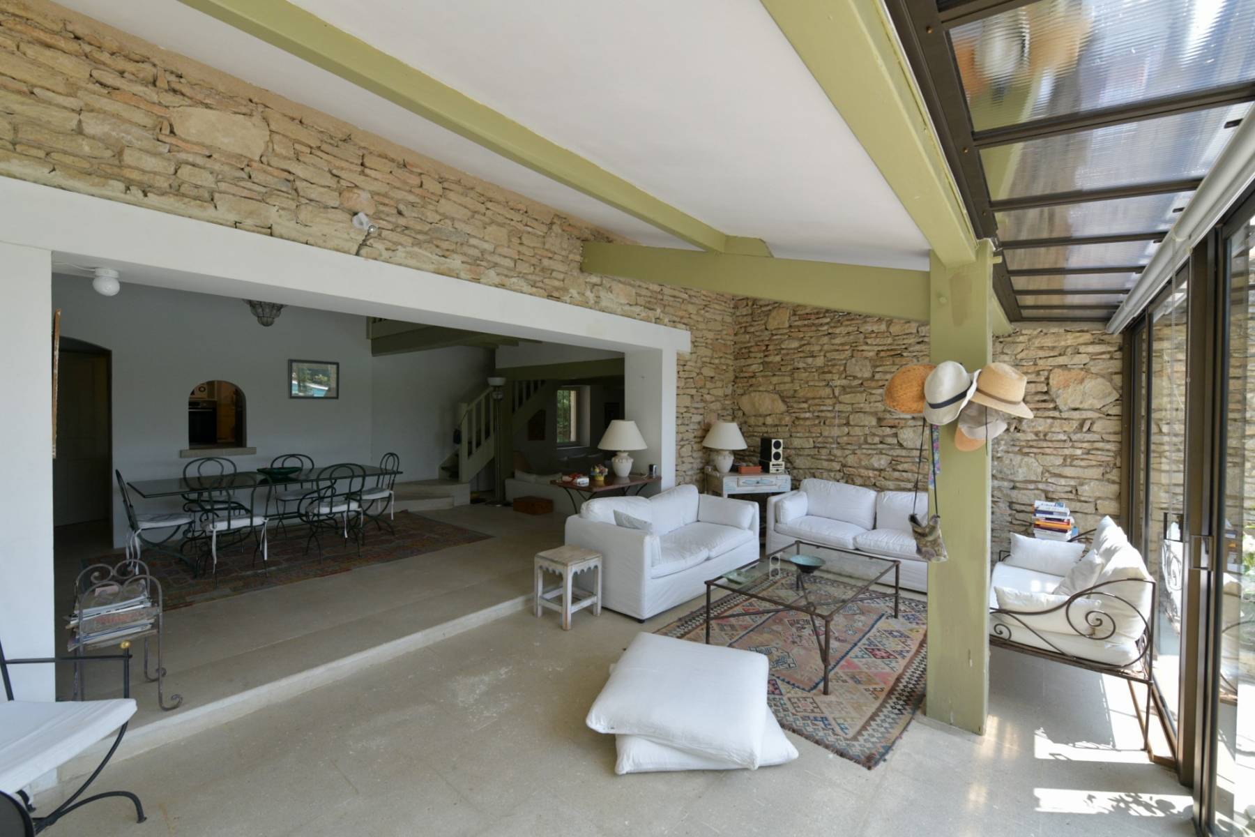 EXCLUSIVITE Gordes : Maison proche du centre du village avec piscine    