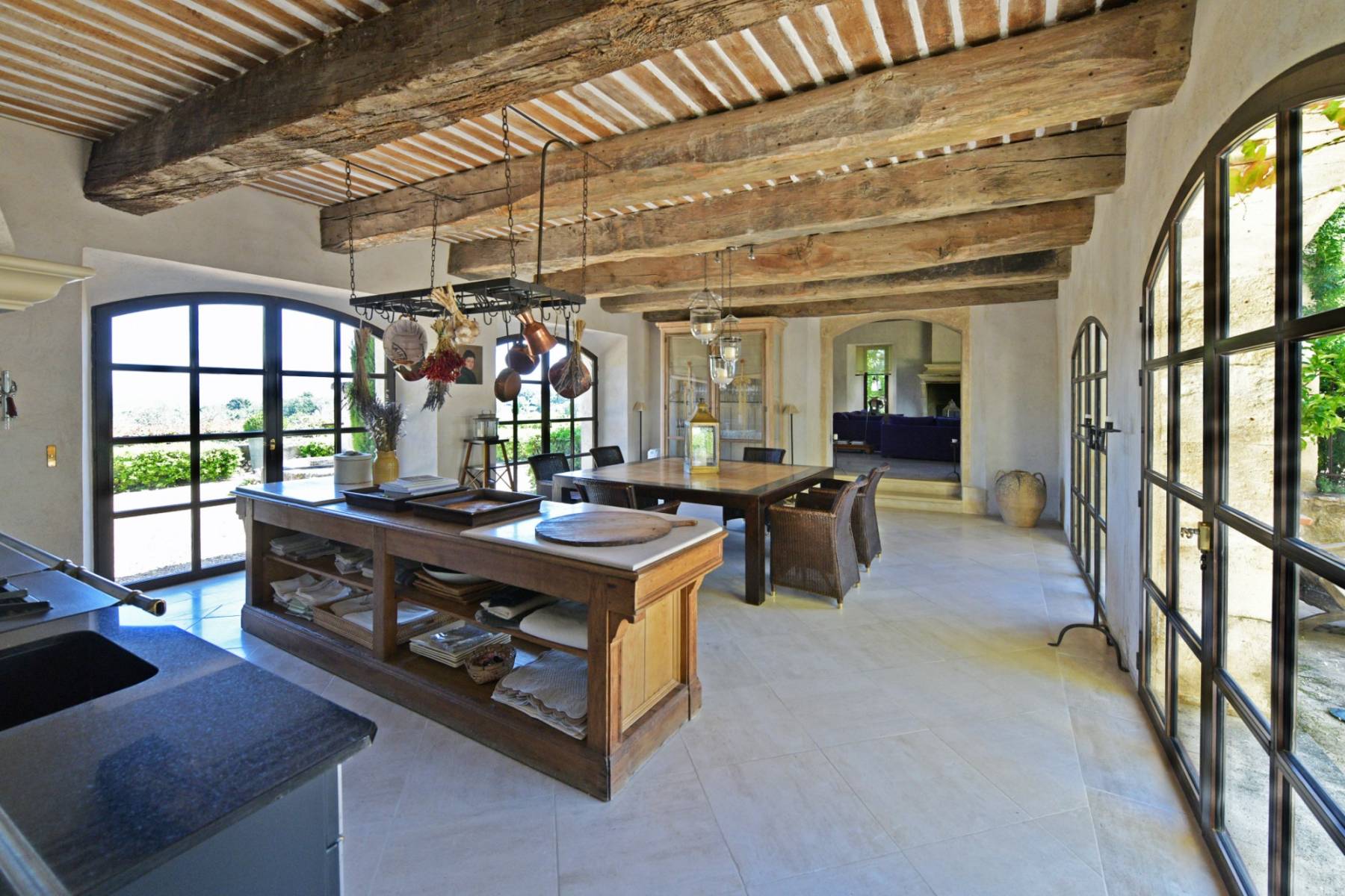 EXCLUSIVITE - Rare et élégante propriété de charme sur 9 hectares de Provence   