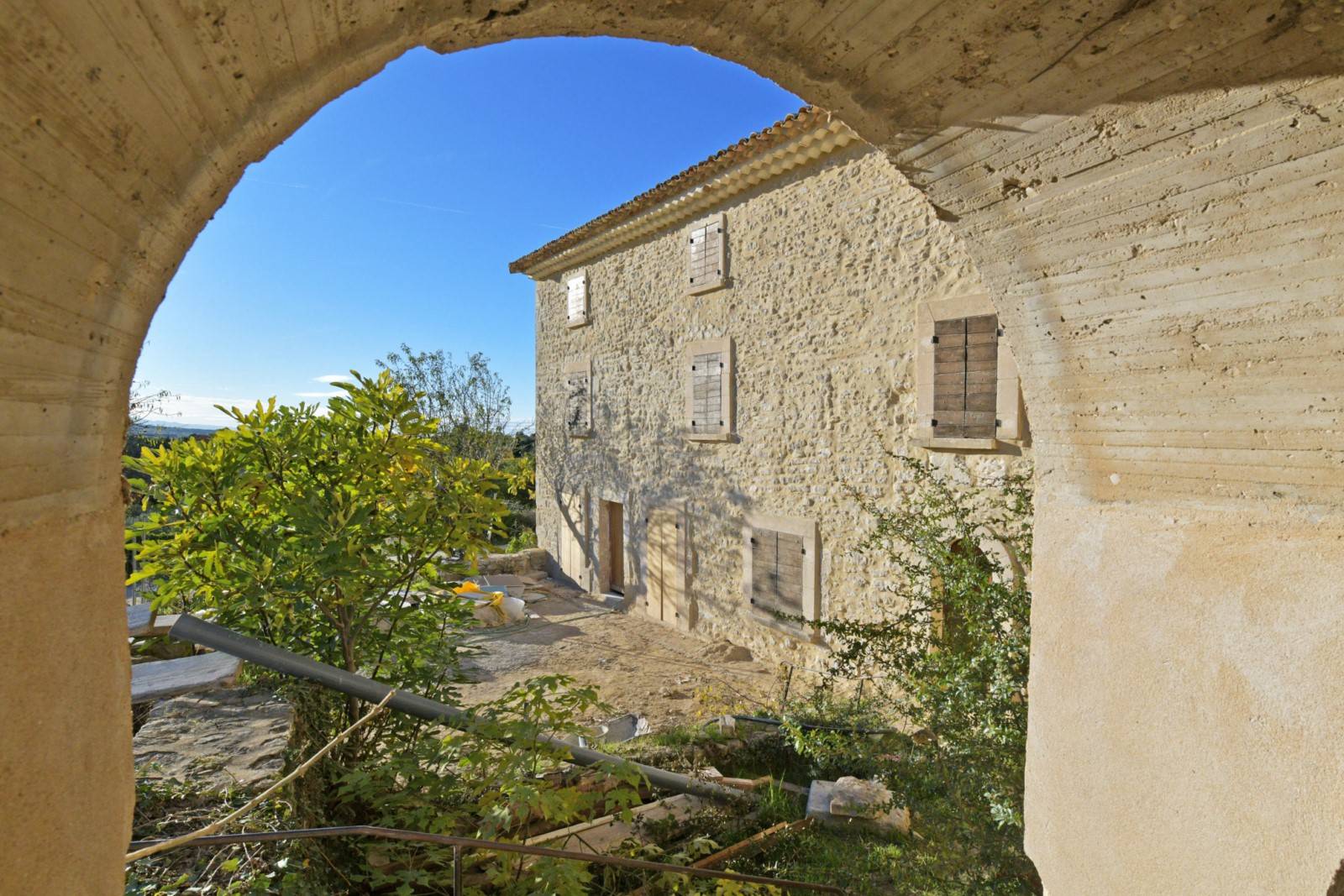 Gordes : Ferme rénovée du 18ème avec piscine et vue sur le Luberon   