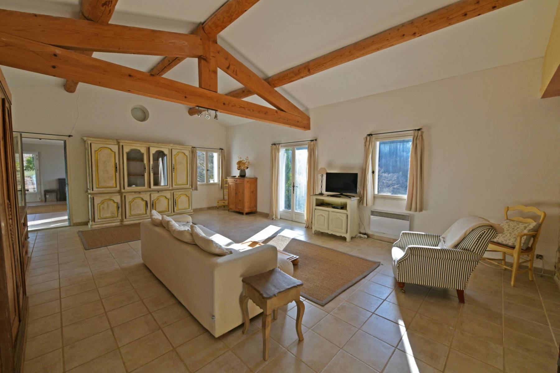 Ménerbes : propriété de village avec piscine, dépendances et vue.   