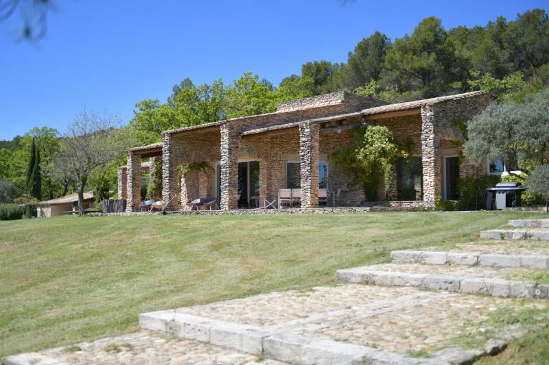 maison traditionnelle en pierres avec jardin paysager 