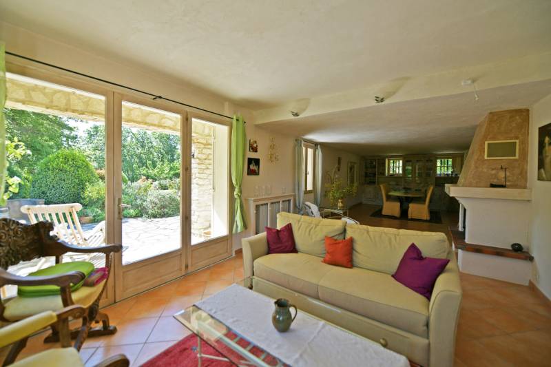 Murs: maison en pierres avec piscine et jardin paysagé dans la campagne, à quelques km de Gordes.