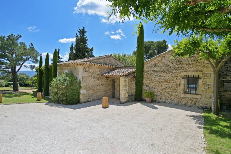 A Gordes, élégante propriété de charme avec maison principale, annexes et tour du 18e à deux pas du village.