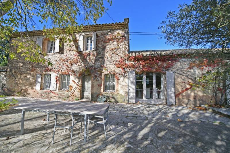 Belle propriété familiale composée d’un mas de charme rénové, avec piscine et dépendances, idéalement située au pied du Luberon.