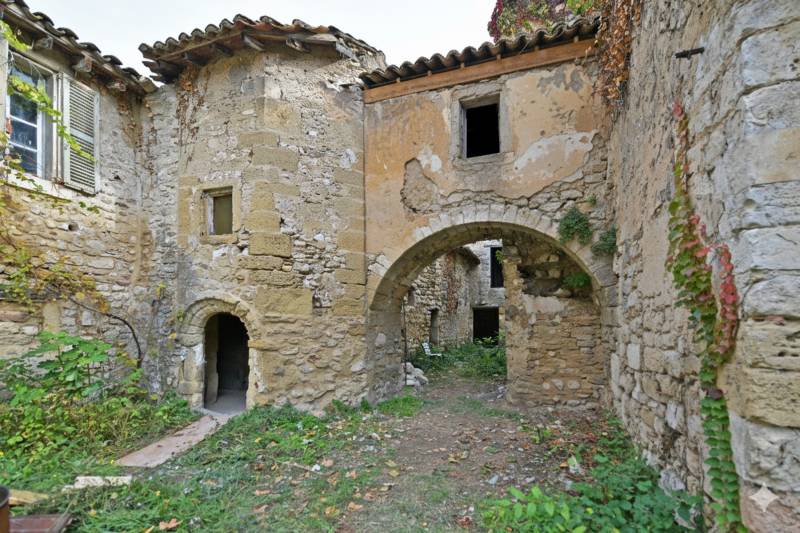A vendre dans le Luberon : hameau privé historique à rénover sur la piste cyclable Via Domitia.