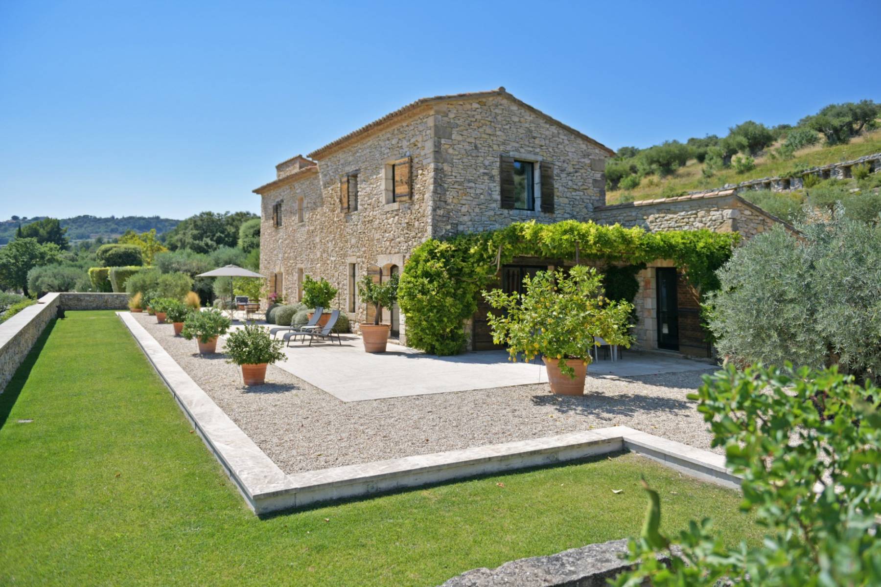 En exclusivité - authentique ferme à la rénovation contemporaine sur 6 hectares en situation extraordinaire à Gordes face à la vallée du Luberon.