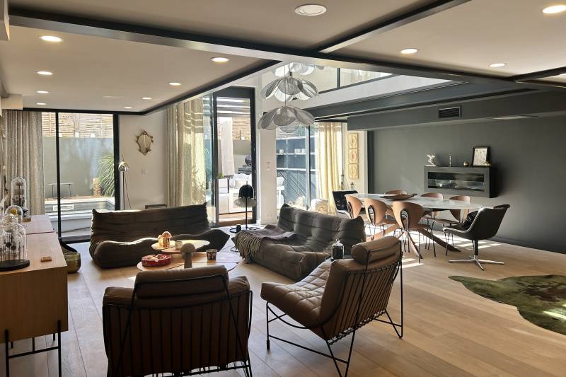 A Saint Rémy de Provence, dans le centre du village, superbe loft  atypique de 150 m² avec cour et piscine.