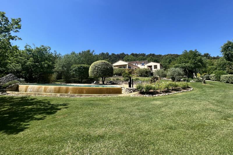À Saint-Saturnin-lès-Apt, élégante propriété avec vue panoramique sur le Luberon, au cœur d’un parc paysager de 5 620 m² avec piscine.