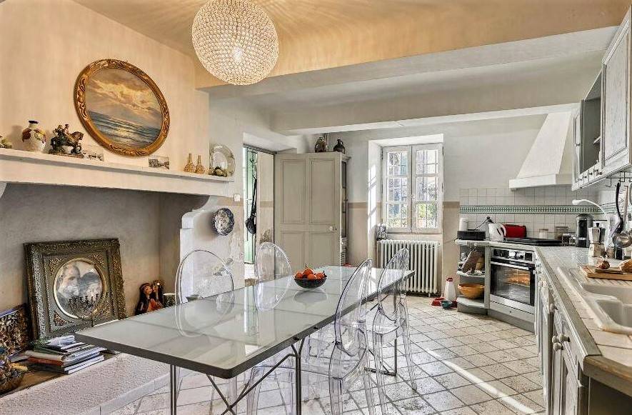 au coeur de Cabrières-d'Avignon, très belle maison de village entièrement rénovée    