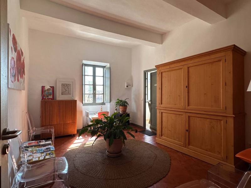 Gordes : immeuble de rapport au centre du village face au château sur 5 niveaux avec vues