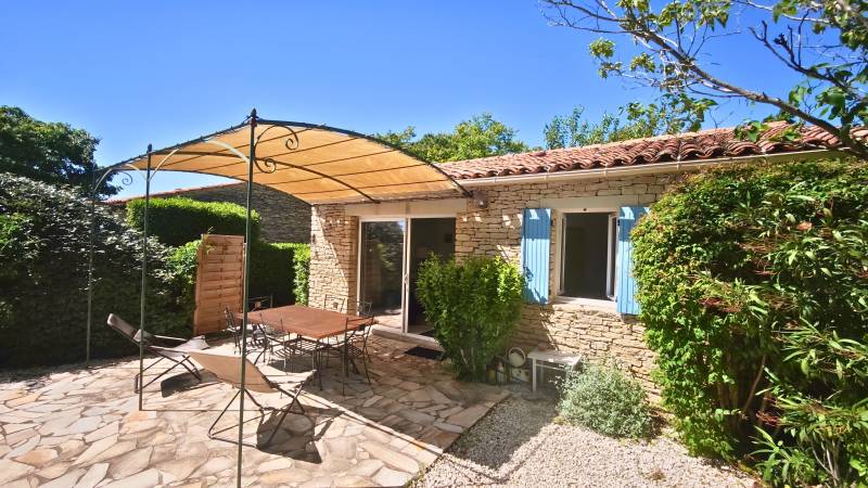  bastidon en pierre dans une résidence sécurisée en plein coeur du village de Gordes.