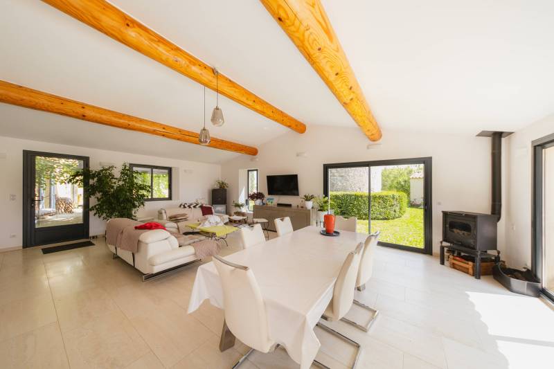 Gordes : rare propriété de village en position dominante avec piscine et annexes à 2 pas de la place du Château.