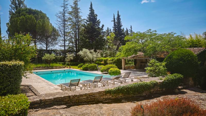 A Gordes, superbe mas avec piscine  et sa maison de gardien sur plus d'un hectare de terrain.