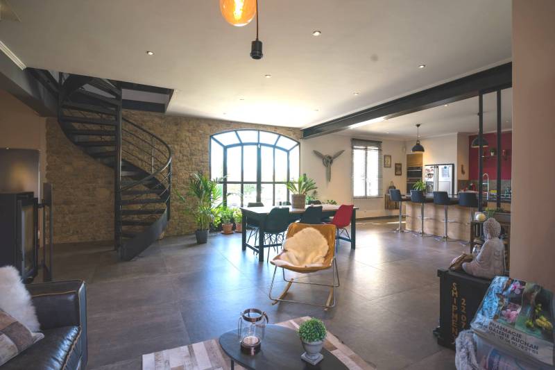 A la vente à Roussillon, au cœur du Luberon, villa contemporaine avec piscine et très belle vue.