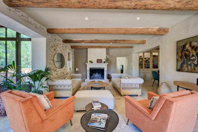 A la vente, bastide et corps de ferme rénovés avec dépendances, sur plus de 4,3 hectares, à proximité de Roussillon et de Bonnieux