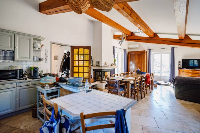 A Gordes, propriété d’agrément au calme sur 2,4 hectares avec dépendances, espaces pour chevaux, piscine et oliveraie.