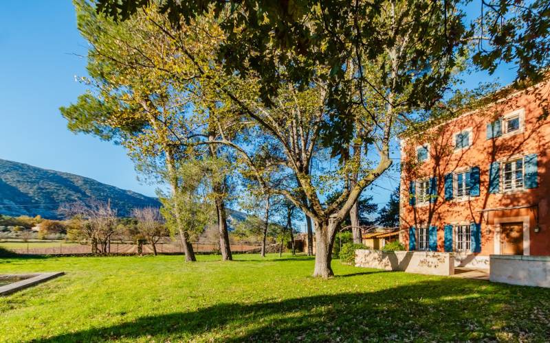A la vente, maison de maître du XVIIIe siècle à restaurer sur 1,6 ha plein sud à Oppède