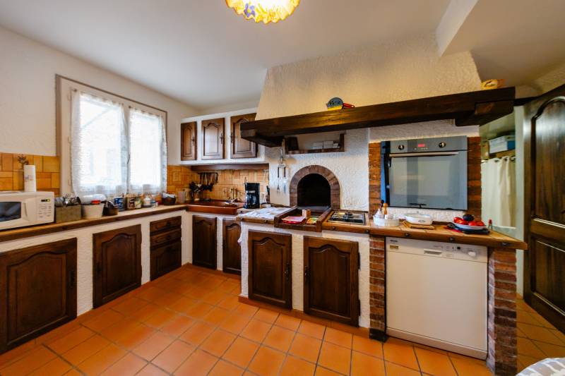 A la vente dans un hameau de Gordes, maison en pierres avec terrain constructible de 2500 m².