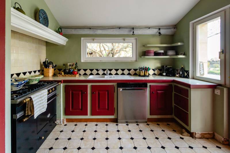 Cabrières d'Avignon - A la vente, maison de 3 chambres avec piscine et garage, au calme avec vue sur Gordes.