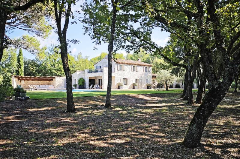 Exclusivité - À Saint Saturnin lès Apt, sur plus de 2.5 ha, superbe maison à la restauration parfaite avec piscine, tennis et vue sur Gordes.