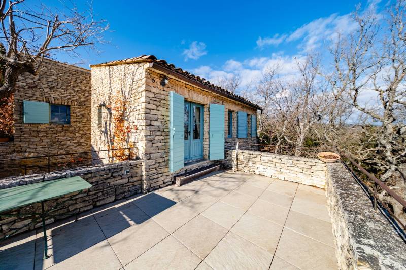 Proche de Gordes, propriété d’environ 2 hectares plantée de chênes centenaires offrant des vues panoramiques sur la plaine du Luberon.