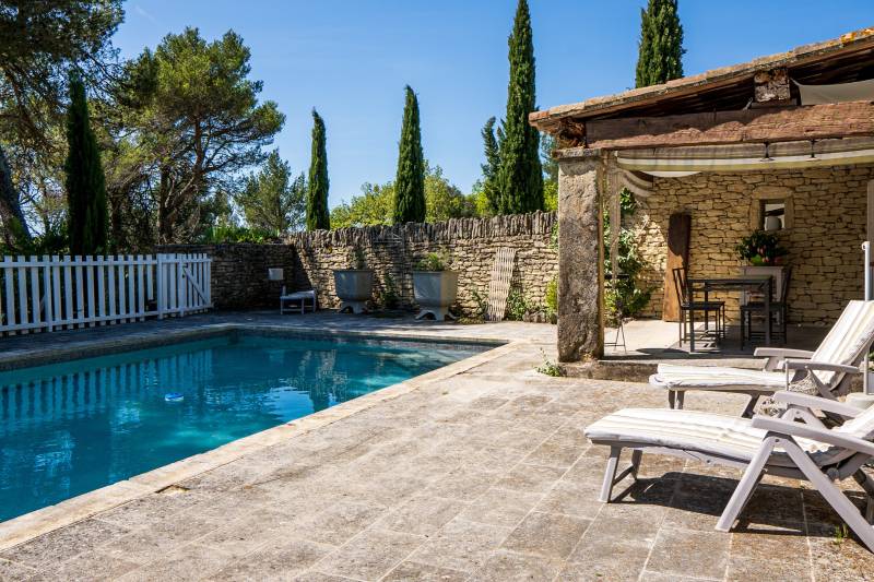 Proche de Gordes, charmante propriété en position dominante composée de 2 habitations et d'un gite sur 2 ha avec piscine et vue Luberon.