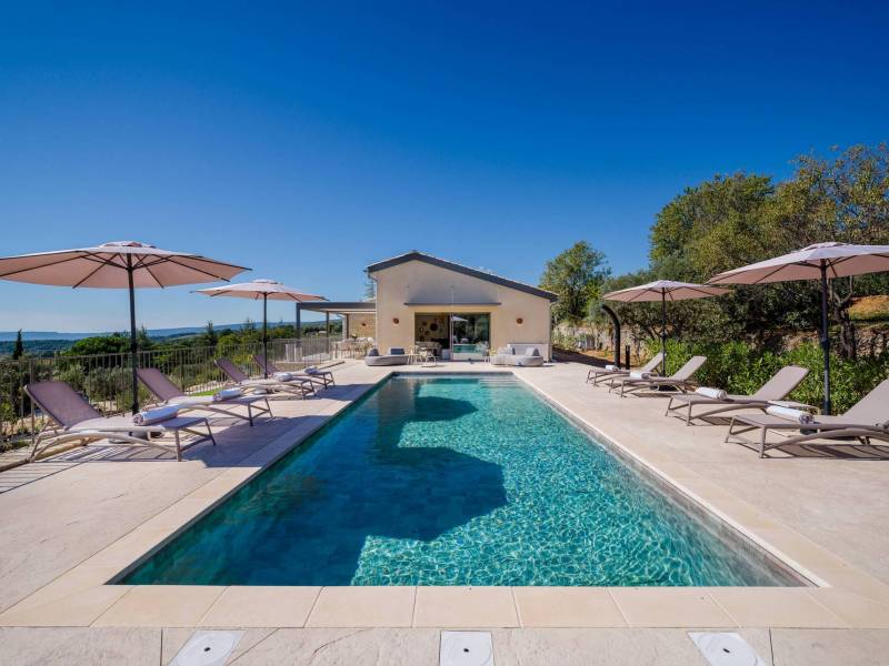 Spectaculaire villa contemporaine en pierres avec piscine, en position dominante