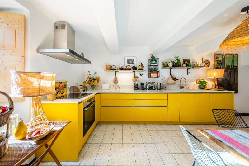 Au cœur de Cabrières-d’Avignon, à vendre, élégante maison de maître rénovée d’environ 300 m² avec de beaux volumes et des matériaux anciens préservés.