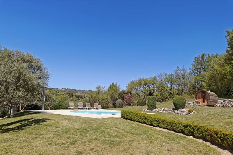 A la vente à Saignon, authentique bergerie restaurée, en pierres, avec piscine et superbe vue sur le Luberon.