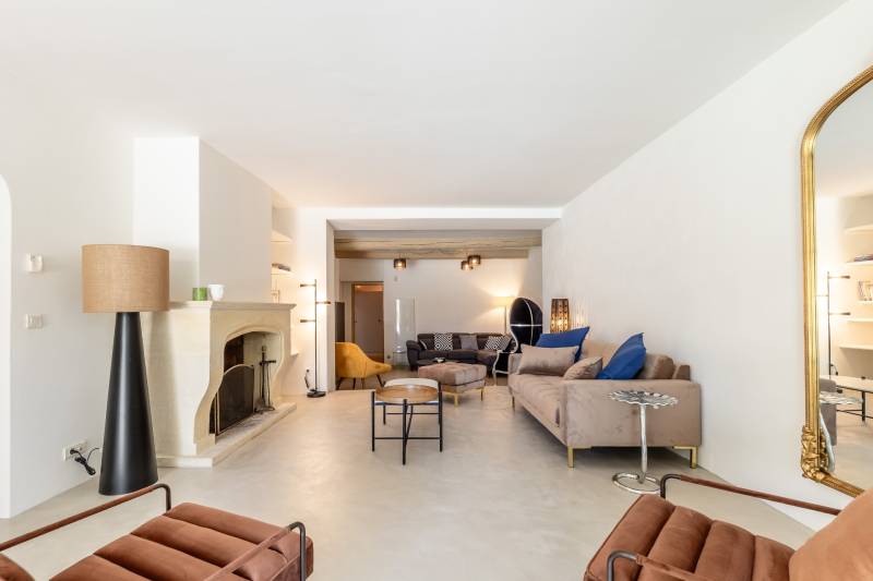 Au pied de Gordes, Mas rénové de 350 m² au pied de Gordes, alliant charme provençal et prestations haut de gamme.