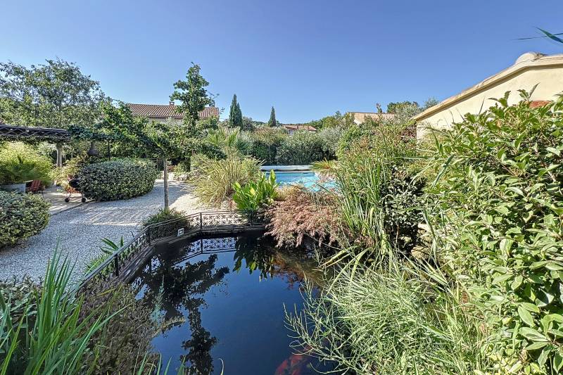 A Cavaillon, quartier St Jacques, à la vente, maison récente avec gîte indépendant dans jardin paysager avec piscine, au calme.