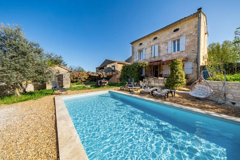 Propriété à fort potentiel au pied du village de Bonnieux sur 20 ha avec vues panoramiques sur les villages perchés.