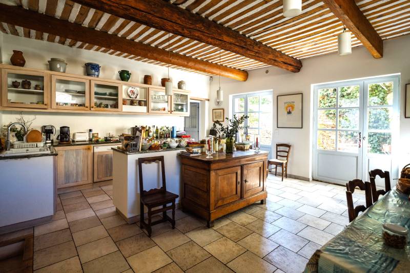 Dans le village de Cabrières-d'Avignon, maison de maître historique en pierre de taille avec piscine et jardin près du château.