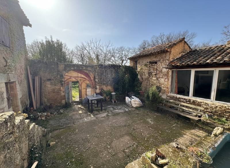 À quelques minutes des villages emblématiques du Luberon, dans le village d'Oppède, authentique ferme en U à rénover.