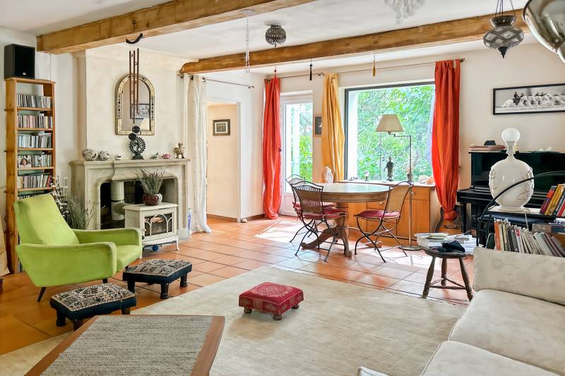 A L’Isle-sur-la-Sorgue, quartier Saint-Antoine, à vendre, maison ancienne rénovée sur 2500 m² avec gîte indépendant, piscine en copropriété et vues dégagées.