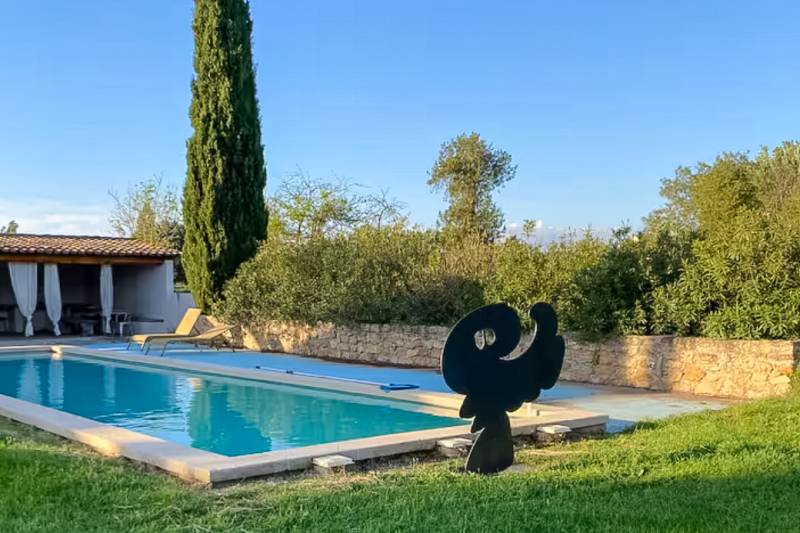 Entre Robion et Cavaillon, mas rénové au calme, comprenant 8 chambres dont une suite de 60 m² et deux gîtes indépendants, avec piscine et pool house.