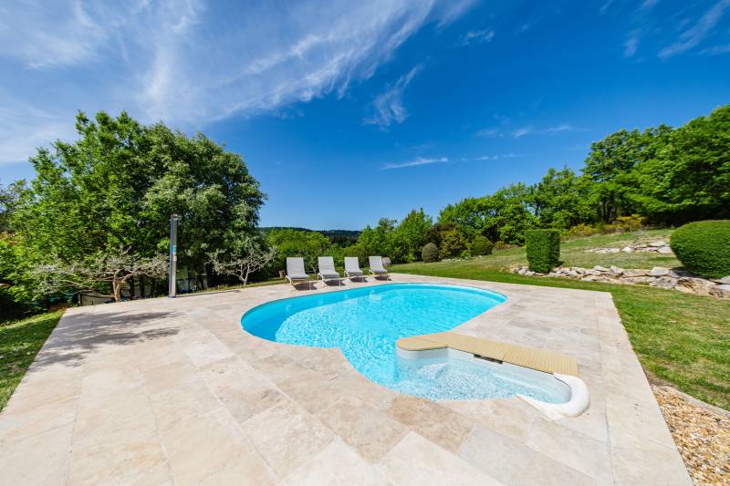 A la vente à Saignon, authentique bergerie restaurée, en pierres, avec piscine et superbe vue sur le Luberon.