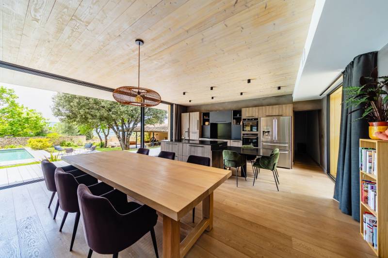 Propriété contemporaine au cœur du Luberon avec piscine, pool house et dépendance sur 2400 m², bénéficiant d'une vue exceptionnelle sur Lacoste.