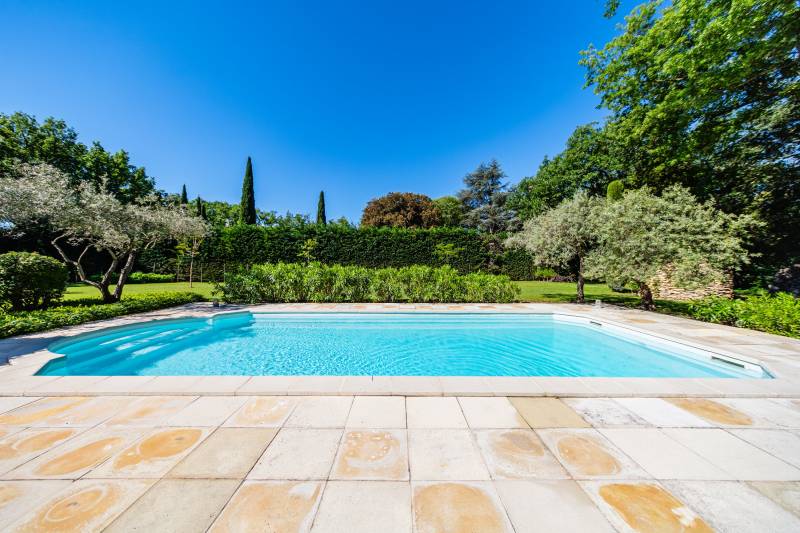 Gordes : Propriété avec piscine dans un écrin de nature préservée et vue sur le Luberon