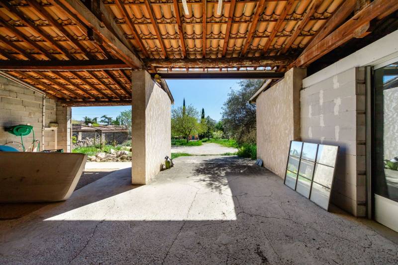 Projet de rénovation et construction sur un joli terrain boisé au centre du village de Cabrières d'Avignon.