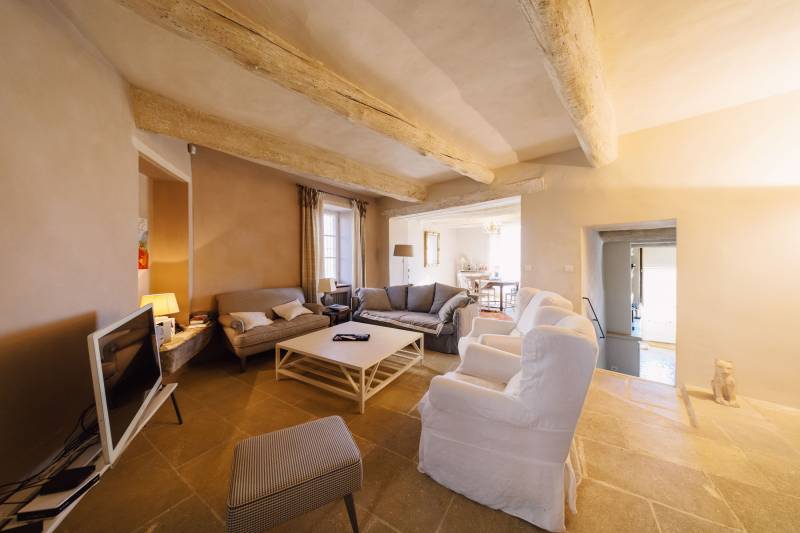 Exceptionnelle propriété avec appartement indépendant, piscine et dépendances sur terrain paysagé de 3500 m² avec vues dégagées.