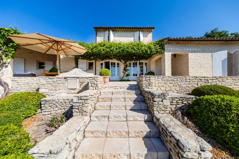 En exclusivité - Elégante propriété d'agrément en pierre de 248 m² offrant une vue panoramique exceptionnelle sur le Luberon proche de Gordes.