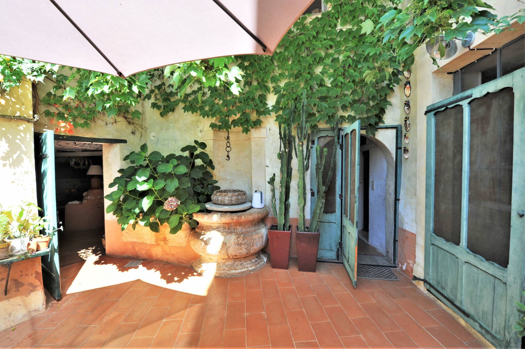 Roussillon : Maison de village du XIXème avec bassin et garage   