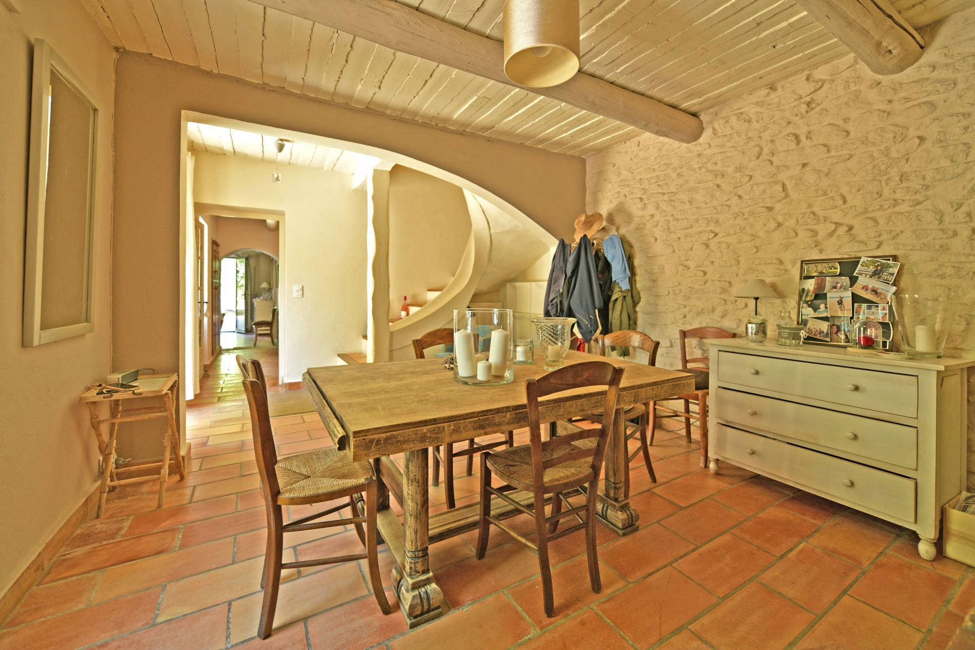 Gordes : maison du XIXème en pierre avec gîtes et piscine   
