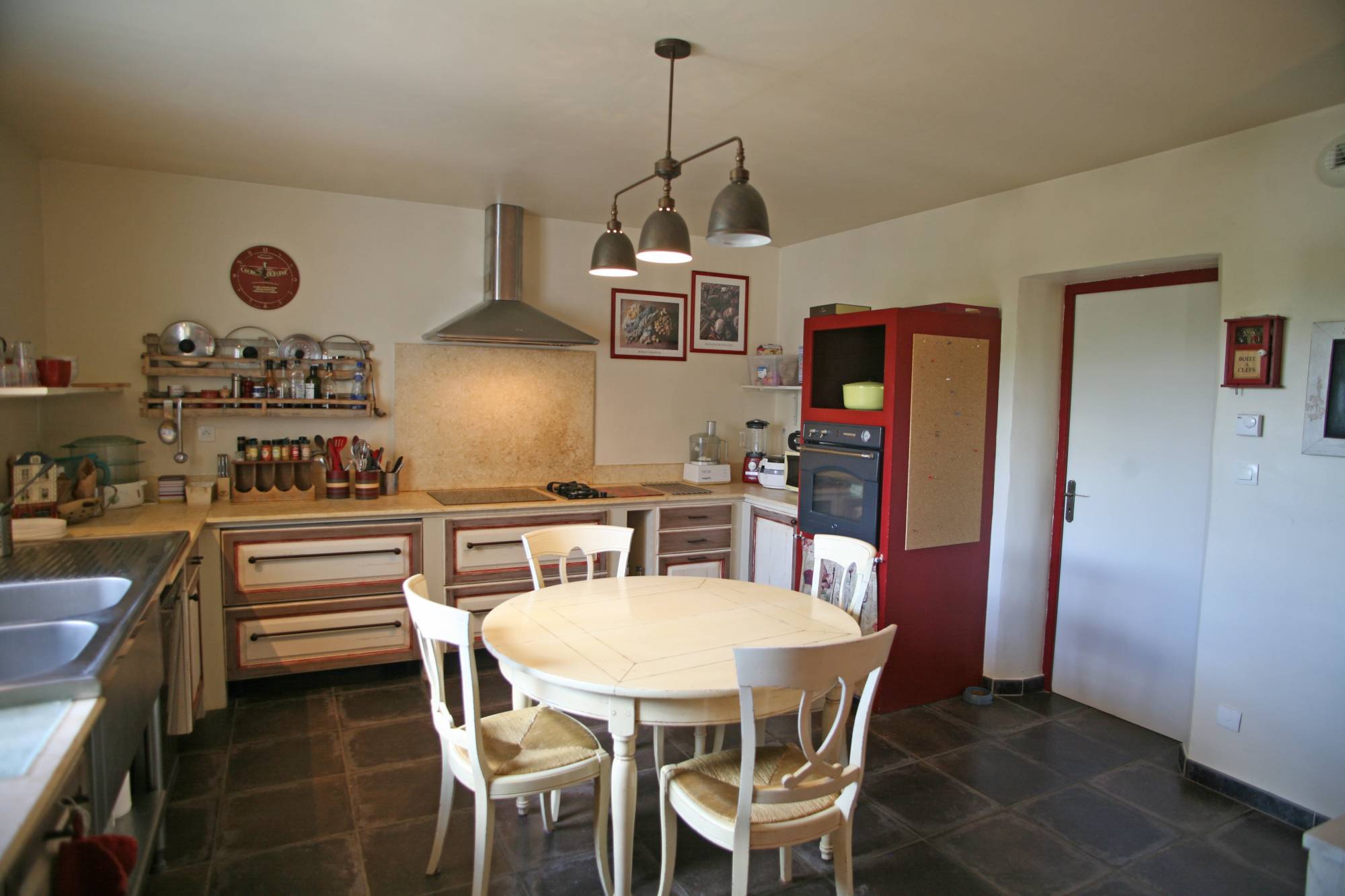 Saint-Saturnin-les-Apt : maison généreuse avec annexe, garage et piscine, belle vue sur le Luberon   