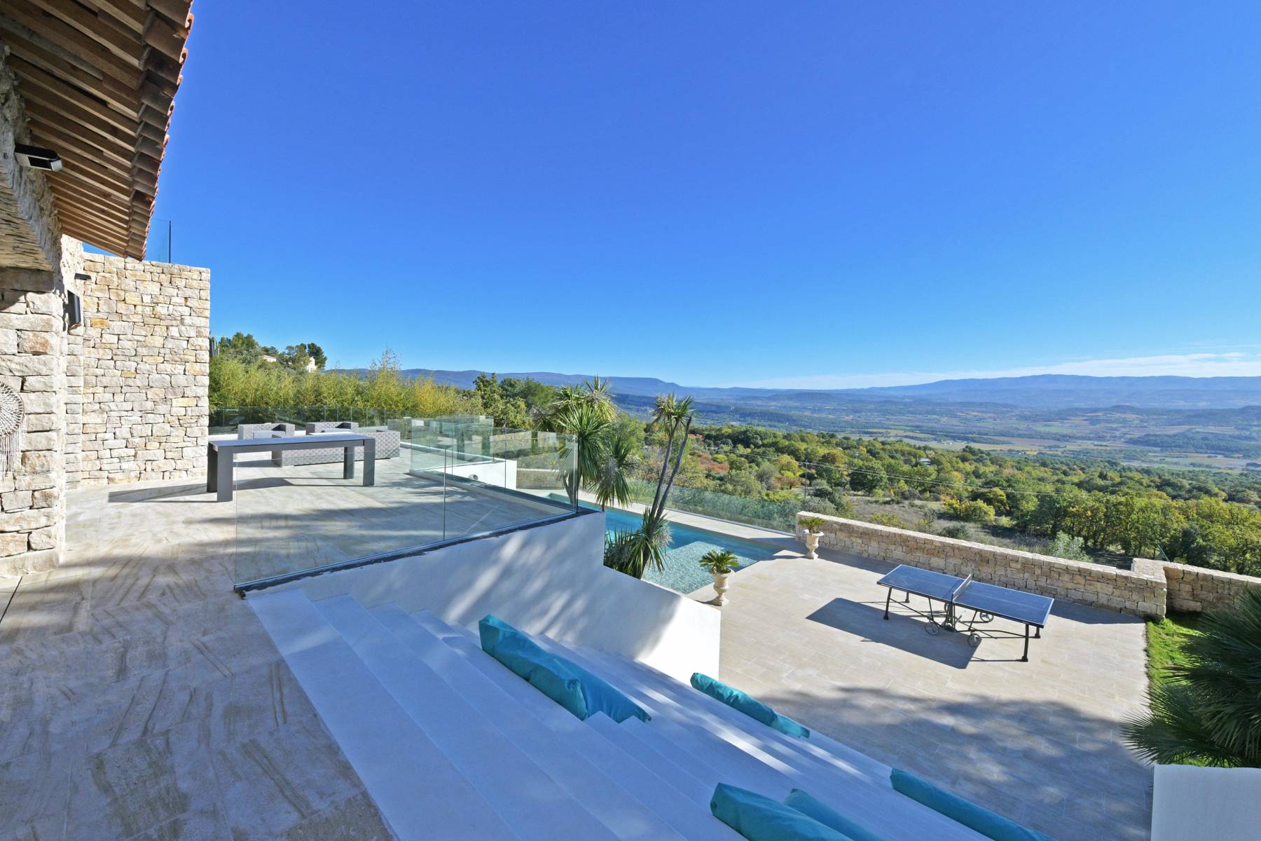 Vue panoramique sur le Luberon dans propriété à la vente chez Rosier en Provence