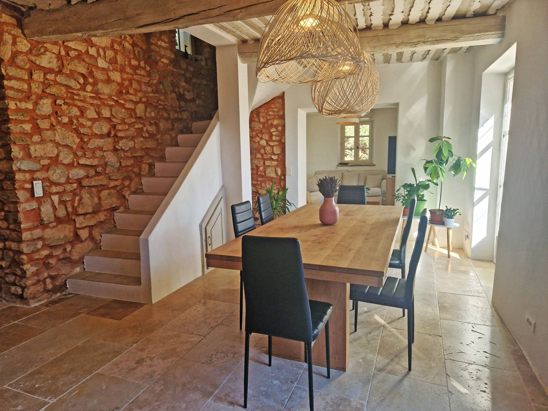 A GOULT, MAISON DE HAMEAU MITOYENNE AVEC PISCINE ET BELLE VUE   