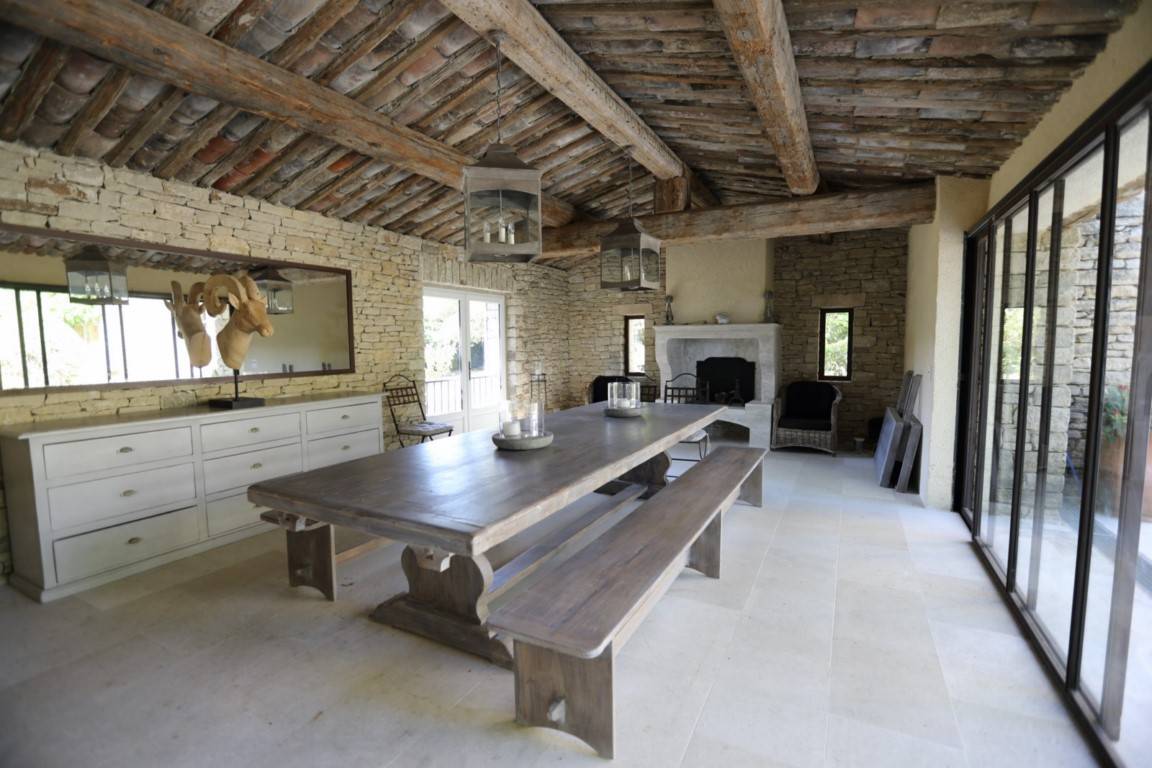 à Cabrières-d'Avignon, propriété comprenant 2 mas en pierres proche centre village    