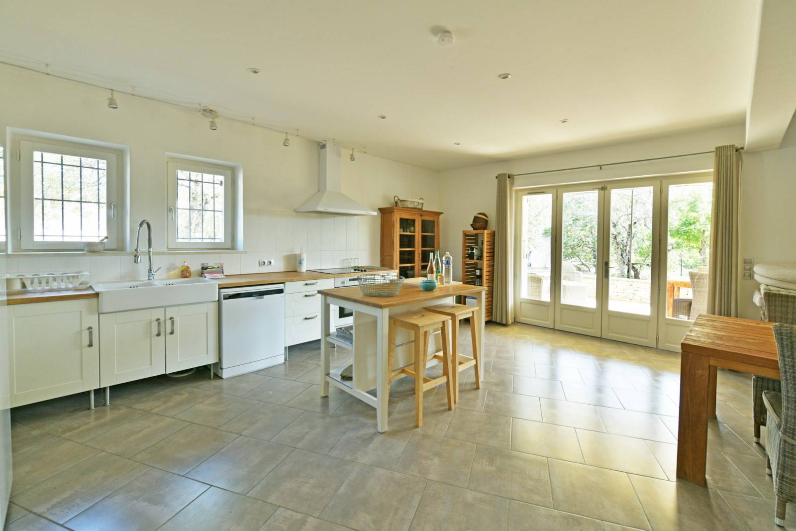 Proche de Gordes, maison d'architecte dans un quartier résidentiel et sécurisé.   